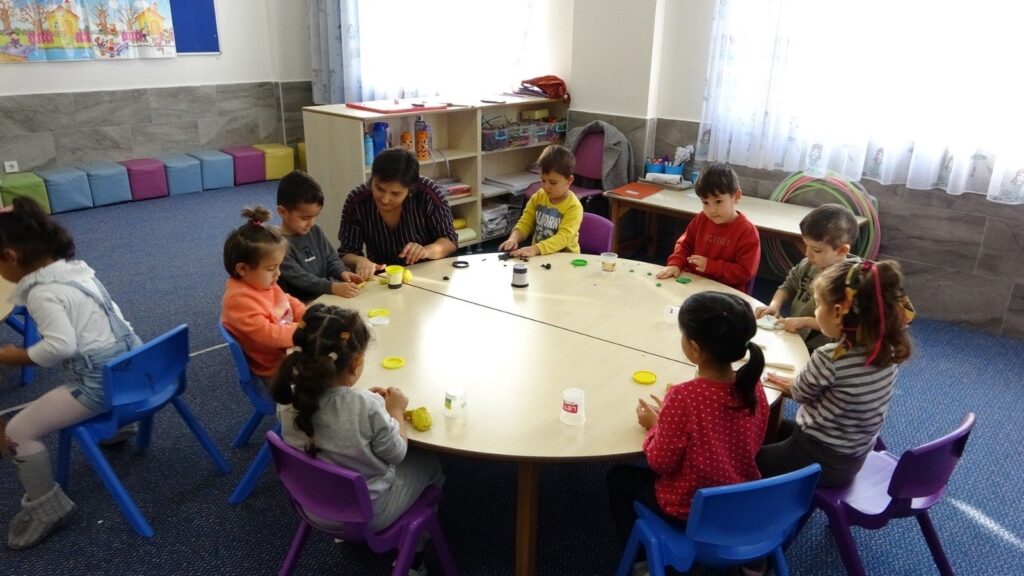 Teacher is seen engaging students in class, Antalya, Türkiye, Dec. 06, 2023. (IHA Photo)