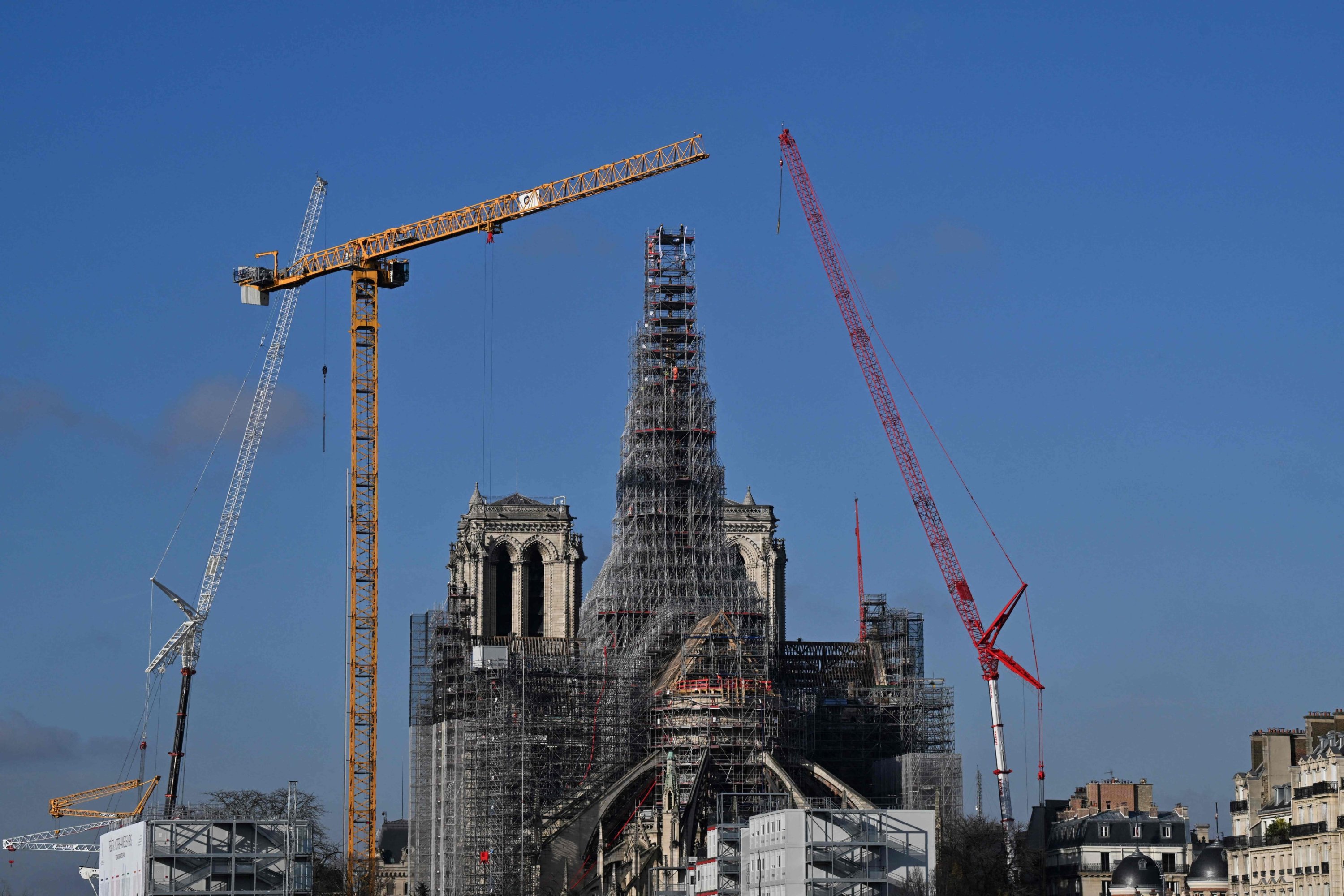 304346 This photograph shows workers operating on scaffoldings around the wooden structure of the new spire in place at Notre-Dame de Paris Cathedral, Paris, France, Dec. 6, 2023. (AFP Photo)