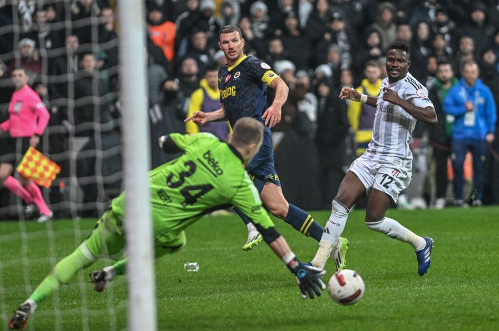 Fenerbahçe's Edin Dzeko (C) in action during the Süper Lig match against Beşiktaş, Dec. 9, 2023. (AA Photo)