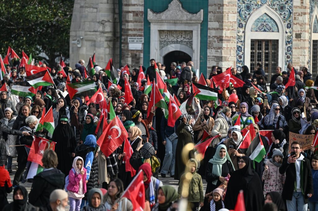 People protest Israel's attacks on Gaza, in Izmir, western Türkiye, Dec. 10, 2023. (AA Photo)