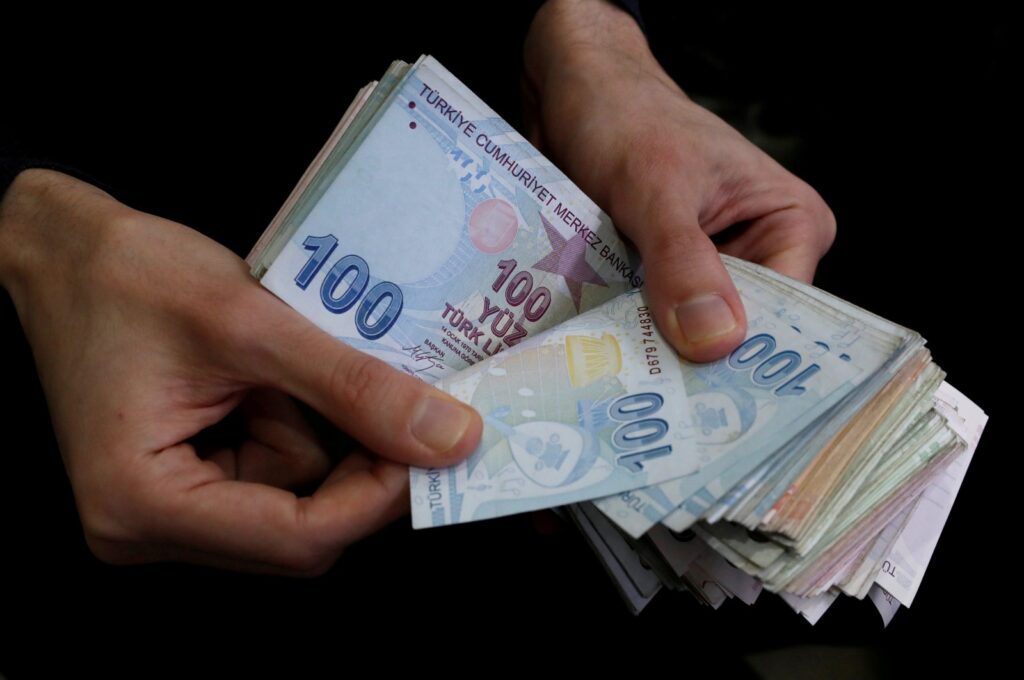 A merchant counts Turkish lira banknotes at the Grand Bazaar in Istanbul, Türkiye, March 29, 2019. (Reuters Photo)