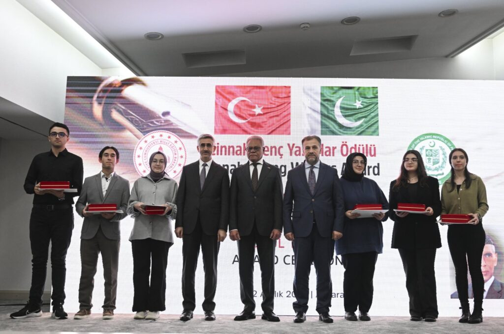 Awards are presented to the winning students by Pakistan's Ambassador to Ankara, Yusuf Cüneyd (C), Ankara, Türkiye, Dec. 12, 2023. (AA Photo)