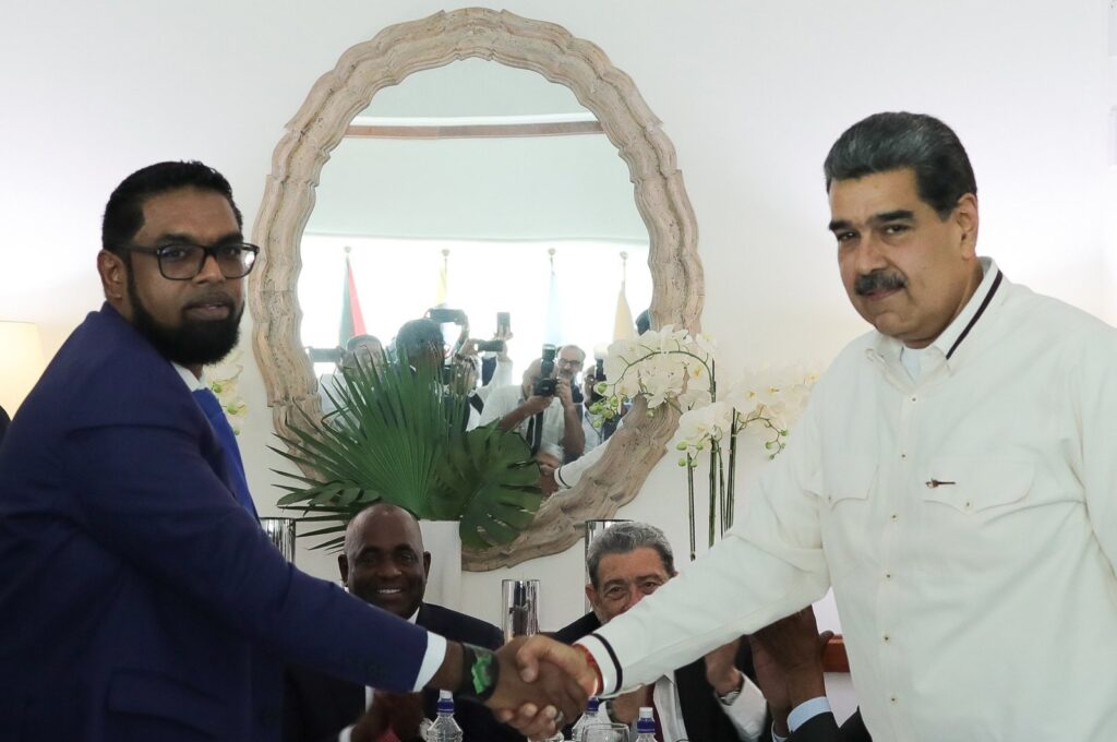Venezuelan President Nicolas Maduro (R) and President of Guyana Irfaan Ali shake hands during their meeting in Argyle, St. Vincent and the Grenadines, Dec. 14, 2023. (EPA Photo)