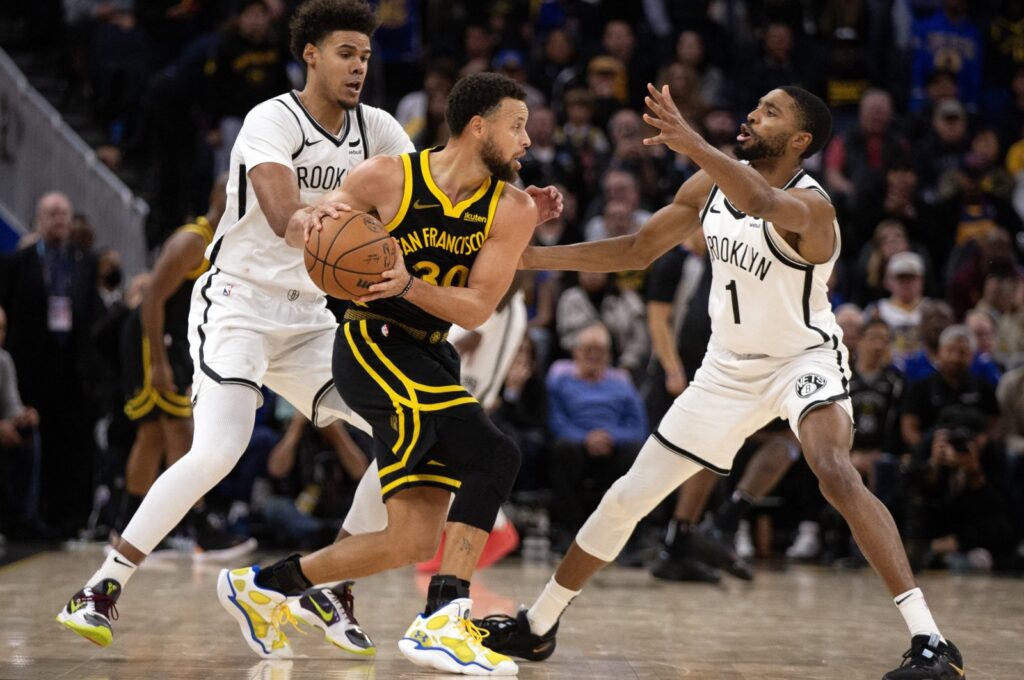 Nets Cameron Johnson (L) and guard Mikal Bridges (R) double team Warriors guard Stephen Curry (C) during an NBA game, San Francisco, California, U.S., Dec. 16, 2023. (Reuters Photo)