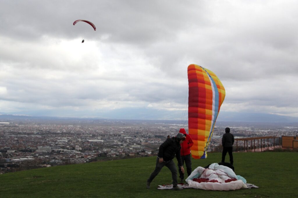 Paragliding enthusiasts from Bursa are enjoying paragliding on Kırantepe, Serdivan, Sakarya, Türkiye, Dec. 19, 2023. (AA Photo)