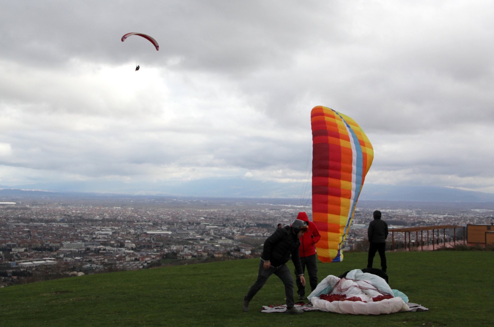 Paragliding enthusiasts from Bursa are enjoying paragliding on Kırantepe, Serdivan, Sakarya, Türkiye, Dec. 19, 2023. (AA Photo)