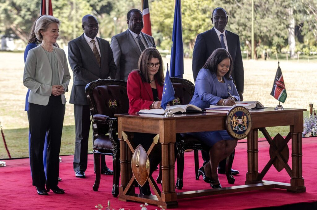 European Commission President Ursula von der Leyen (L) and Kenya's President William Ruto (R) observe the signing of a new trade agreement at the State House in Nairobi, Kenya, Dec. 18, 2023.