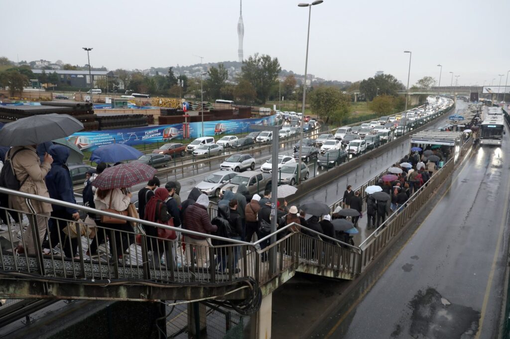 Passengers walk toward a crowded station of the metrobus, which connects the two sides of Istanbul, Türkiye, Dec. 18, 2023. (AA Photo)