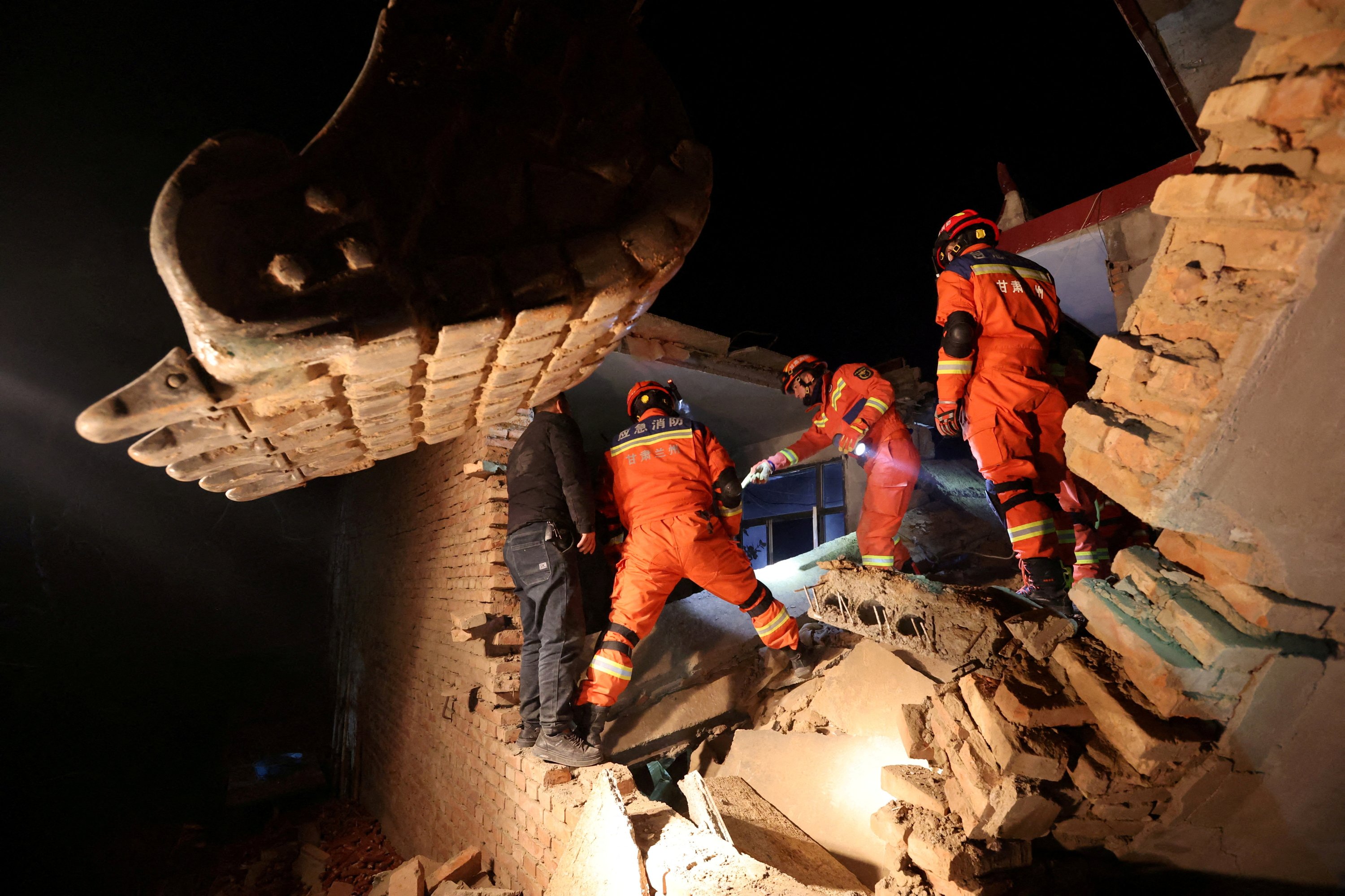 306060 Rescue workers conduct search and rescue operations at Kangdiao village following the earthquake in Jishishan county, Gansu province, China, Dec. 19, 2023. (Reuters Photo)