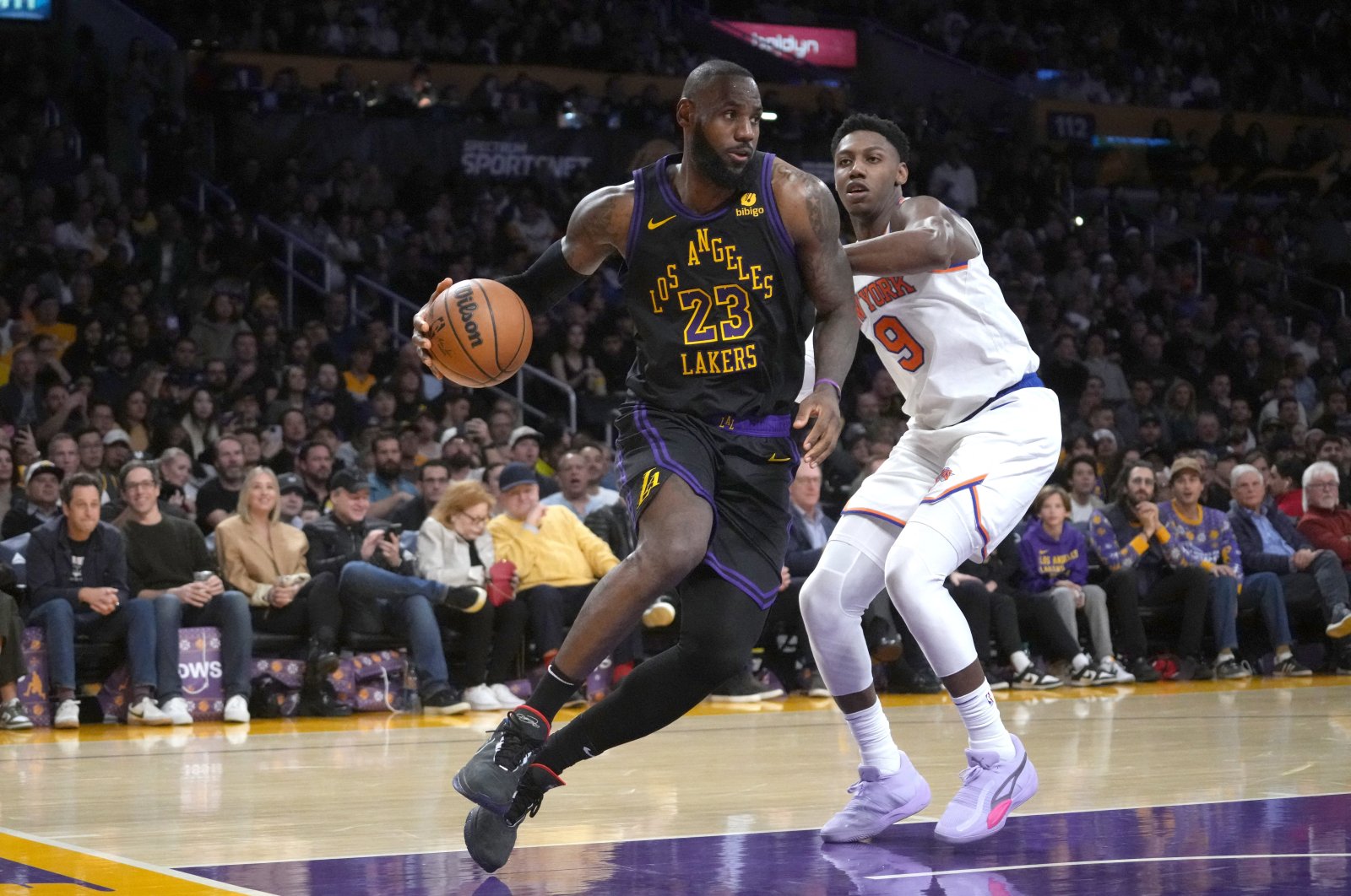 Los Angeles Lakers forward LeBron James (L) dribbles the ball against New York Knicks guard RJ Barrett in the second half at Crypto.com Arena, Los Angeles, California, U.S., Dec. 18, 2023. (Reuters Photo)