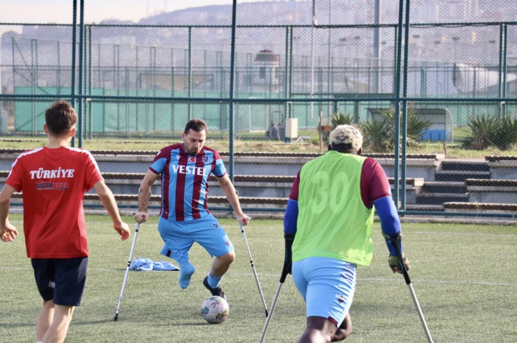 Ortahisar Municipality's Soner Köroğlu (C) trains with his teammates, Trabzon, Türkiye, Dec. 15, 2023. (AA Photo)