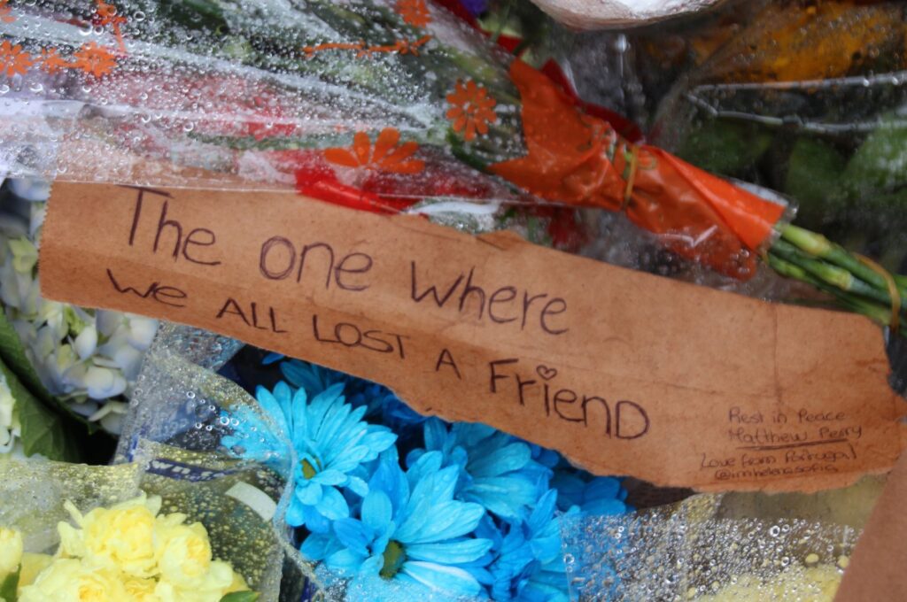 Fans leave flowers and messages at the "Friends" house in New York following Matthew Perry's sudden death at 54, attributed to ketamine, New York, U.S., Oct. 30, 2023. (dpa Photo)