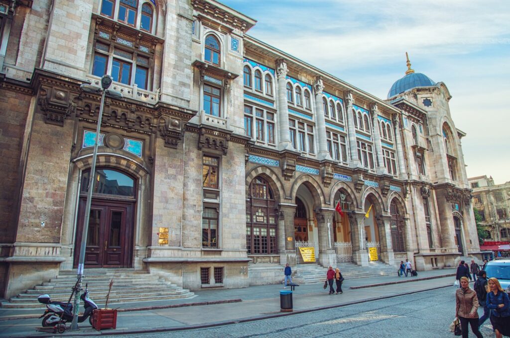 A view of a historical building of Türkiye's postal service, PTT, in Sirkeci, Istanbul, Türkiye, May 2, 2017. (Shutterstock Photo)