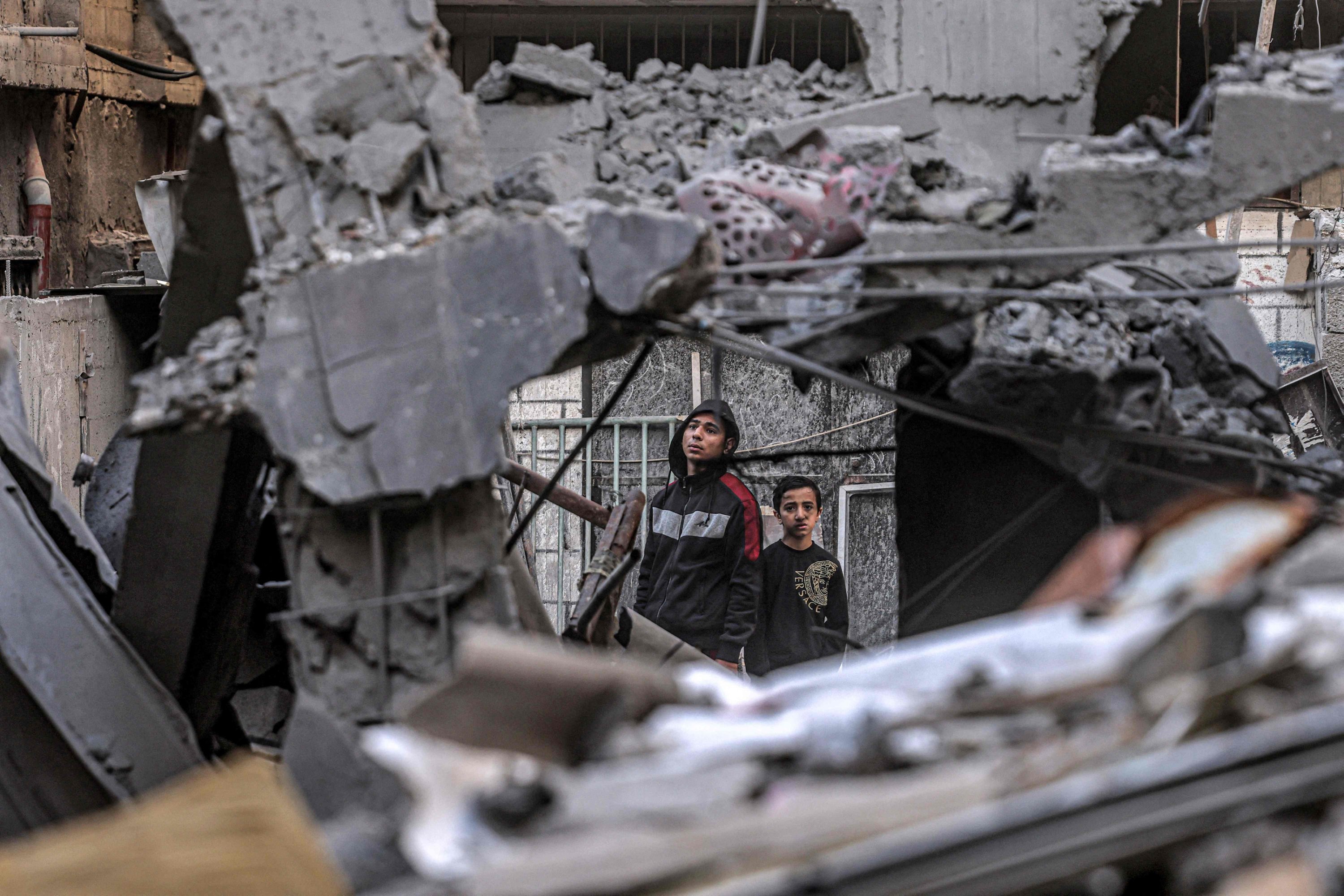 306842 People inspect the rubble of a building destroyed by Israeli bombardment in Rafah, southern Gaza Strip, Palestine, Dec. 24, 2023. (AFP Photo)