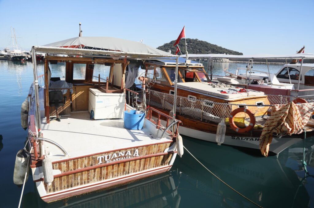 Fishing boats return empty amid pollution in the Gulf of Antalya, Türkiye, Dec. 24, 2023. (DHA Photo)