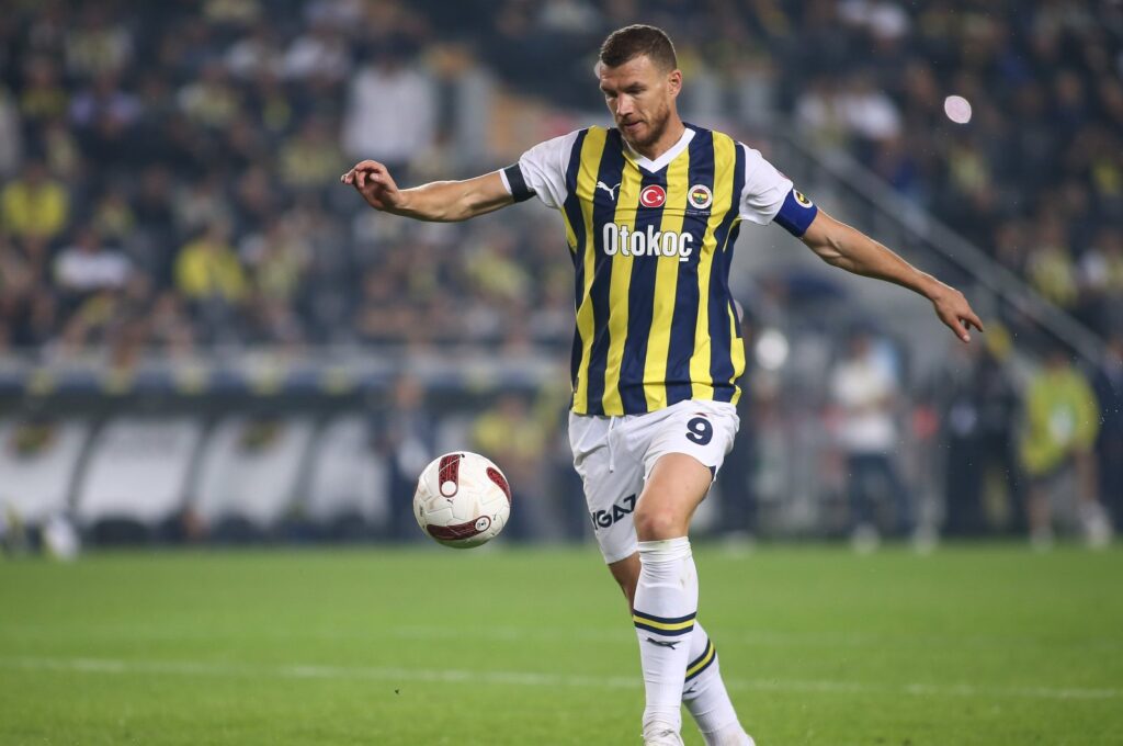 Fenerbahçe's Eden Dzeko controls the ball during the Turkish Süper Lig match against Hatayspor, Istanbul, Türkiye, Oct. 22, 2023. (Getty Images Photo)