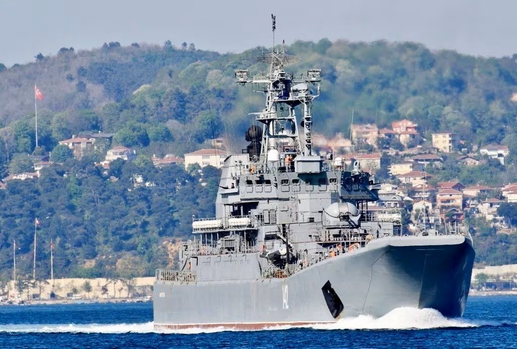 The Russian navy's large landing ship Novocherkassk transits the Bosporus, on its way to the Mediterranean Sea, Istanbul, Türkiye, May 5, 2021. (Reuters Photo)