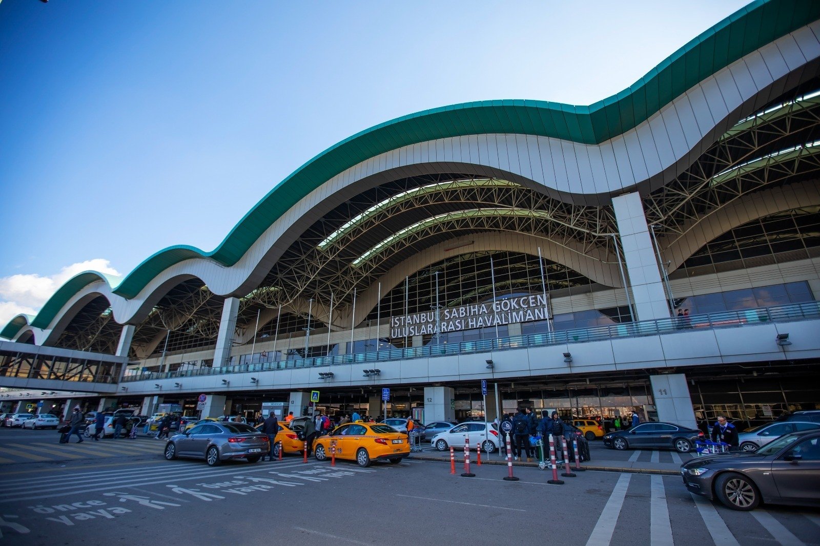 Passengers and vehicles are seen in front of the Sabiha Gökçen Airport, Istanbul, Türkiye, Dec. 12, 2023. (IHA Photo)