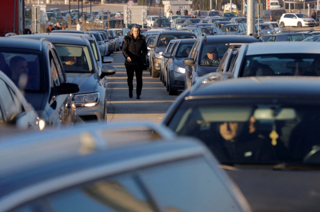 Kosovo ethnic Serbs queue at the Kosovo-Serbia border crossing in Merdare, Kosovo Dec.17, 2023. (Reuters File Photo)