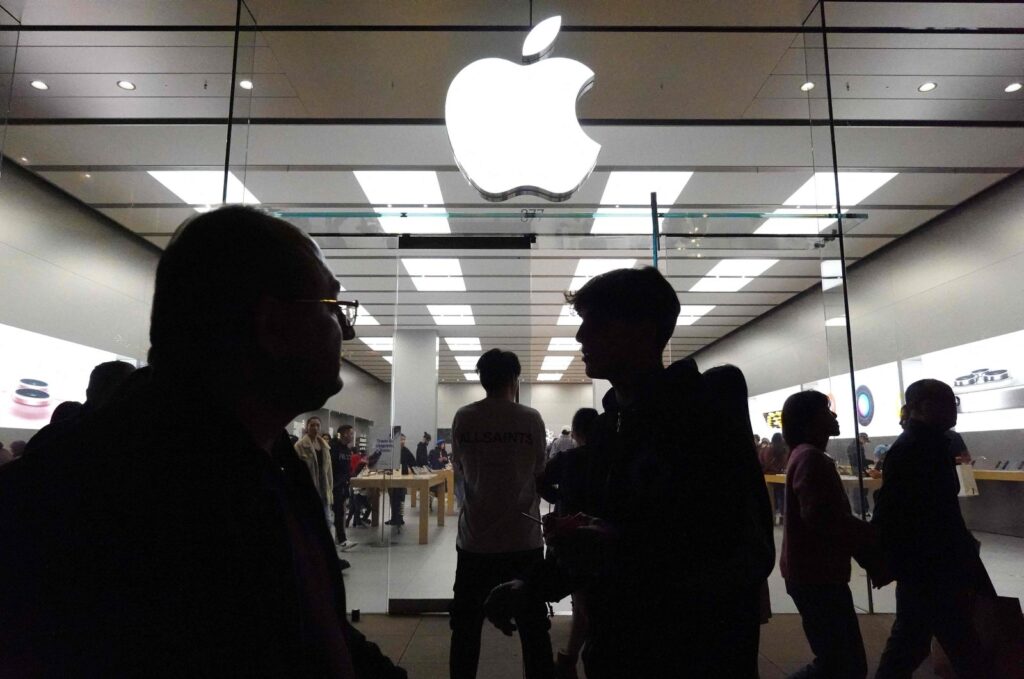 People walk past the Apple store in the Glendale Galleria shopping mall on the day after Christmas, Glendale, California, U.S., Dec. 26, 2023. (AFP Photo)