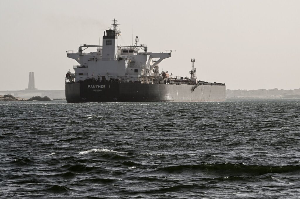 A ship crosses the Suez Canal toward the Red Sea in Ismailia, Egypt, Dec. 22, 2023. (EPA Photo)