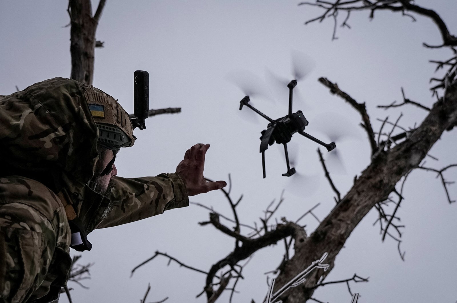 A Ukrainian serviceman launches a kamikaze FPV drone at a front line, amid Russia's attack on Ukraine, near the city of Bakhmut in Donetsk region, Ukraine, Dec.12, 2023. (Reuters File Photo)