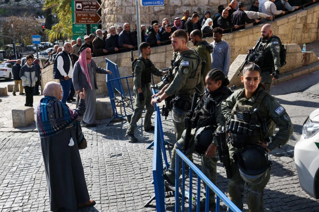 A Muslim woman speaks to the members of the Israeli security forces as other worshippers wait at a checkpoint near Lion's Gate to enter the Al-Aqsa Mosque compound for the Friday Noon prayer, Jerusalem, Palestine, Jan. 5, 2024. (AFP Photo)