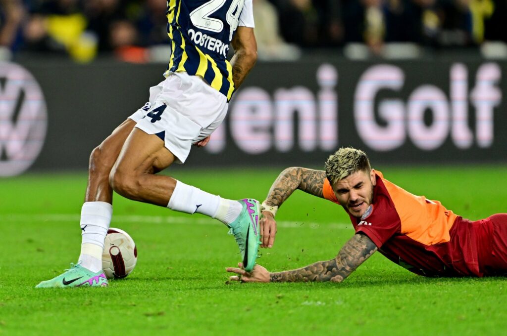 Galatasaray's Mauro Icardi (R) falls on the ground during the Süper Lig match against Fenerbahçe, Istanbul, Türkiye, Dec. 24, 2023. (AA Photo)