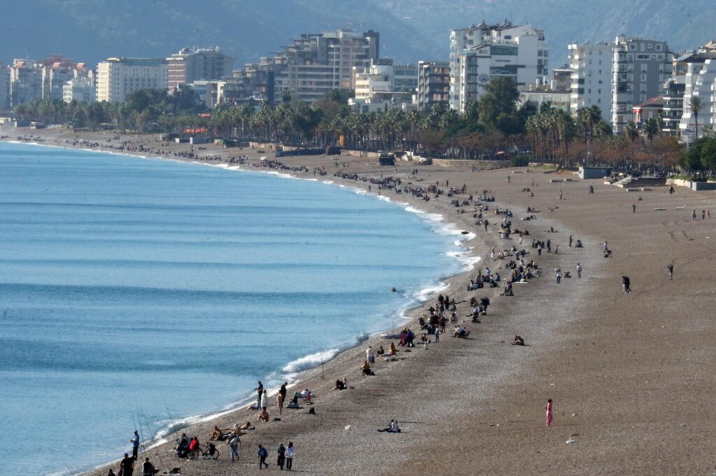 Locals and foreign visitors enjoy nice weather at a beach in Antalya, southern Türkiye, Dec. 17, 2023. (DHA Photo)