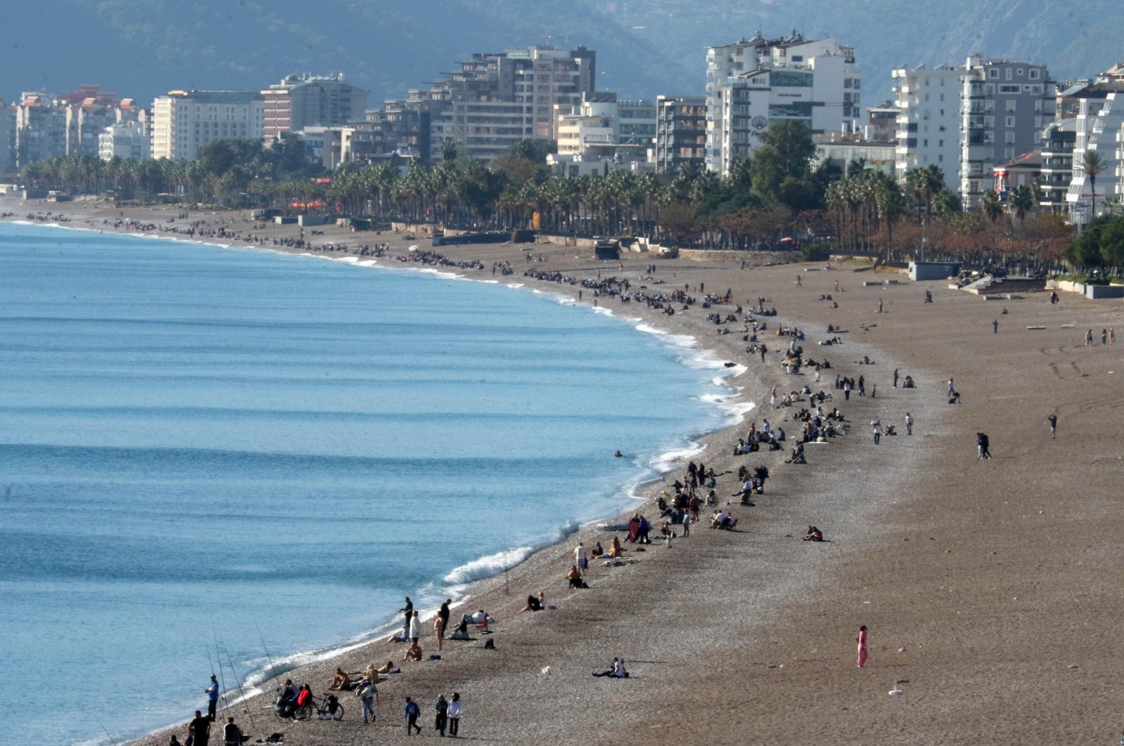 Locals and foreign visitors enjoy nice weather at a beach in Antalya, southern Türkiye, Dec. 17, 2023. (DHA Photo)