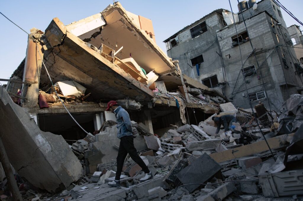 Palestinians search for missing people under the rubble following an Israeli airstrike in Khan Younis, Gaza Strip, Palestine, Jan. 7, 2024. (EPA Photo)