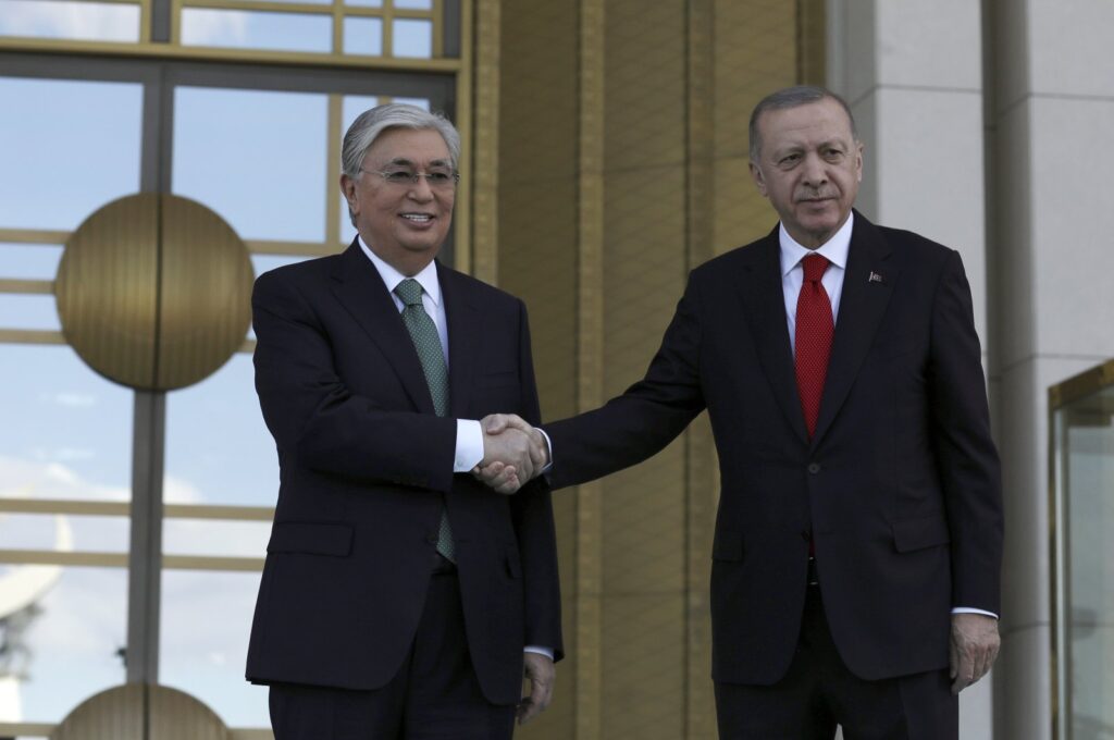 Kazakhstan's President Kassym-Jomart Tokayev (L) and President Recep Tayyip Erdoğan shake hands during a welcome ceremony in Ankara, Türkiye, May 10, 2022. (AP Photo)