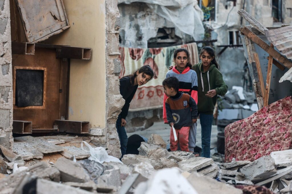 Children inspect the damage following Israeli bombardment in Rafah on the southern Gaza Strip on Dec. 29, 2023. (AFP File Photo)