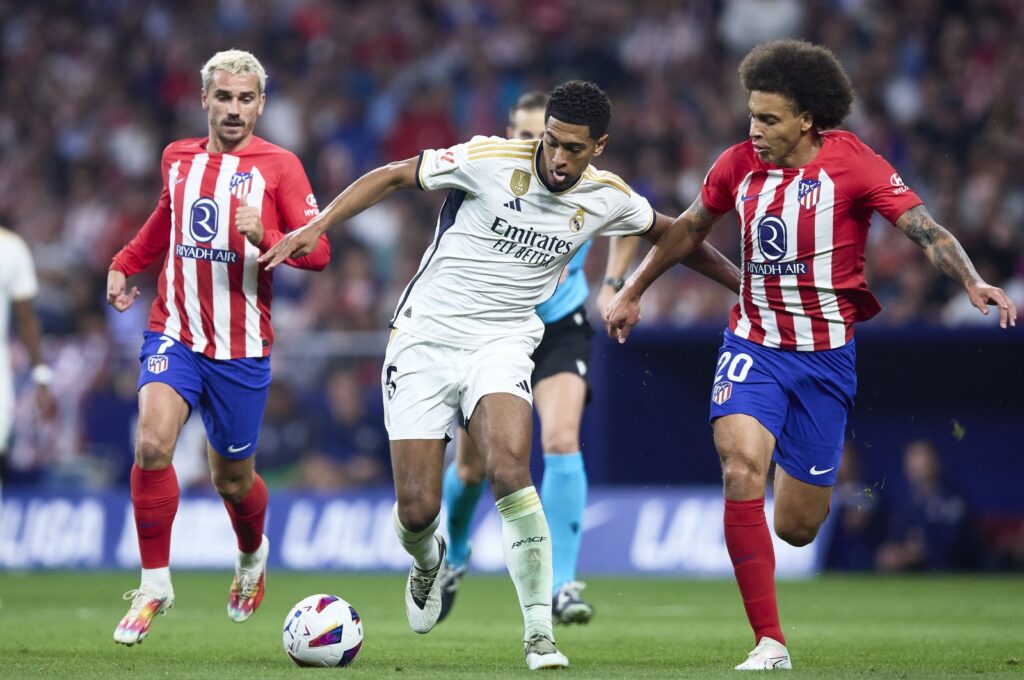 Real Madrid's Jude Bellingham (L) battles for the ball with Atletico Madrid's Axel Witsel (R) during the La Liga match at Civitas Metropolitano Stadium, Madrid, Spain, Sept. 24, 2023. (Getty Images Photo)