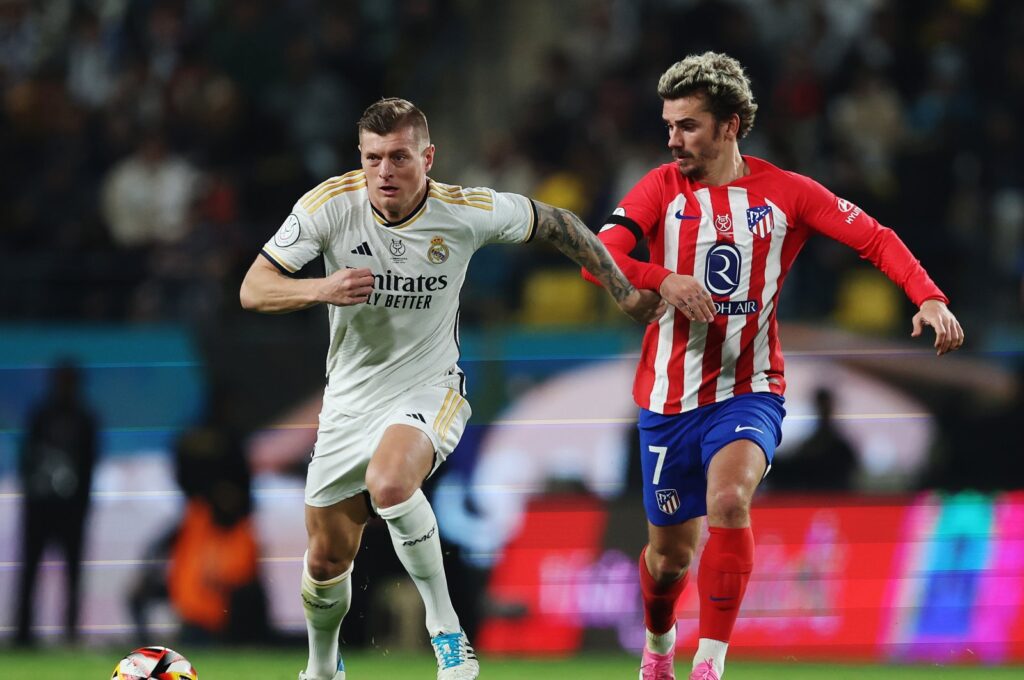 Real Madrid's Toni Kroos (L) battles for possession with Atletico Madrid's Antoine Griezmann during the Super Copa semifinal match at Al-Awwal Park, Riyadh, Saudi Arabia, Jan. 10, 2024. (Getty Images Photo)