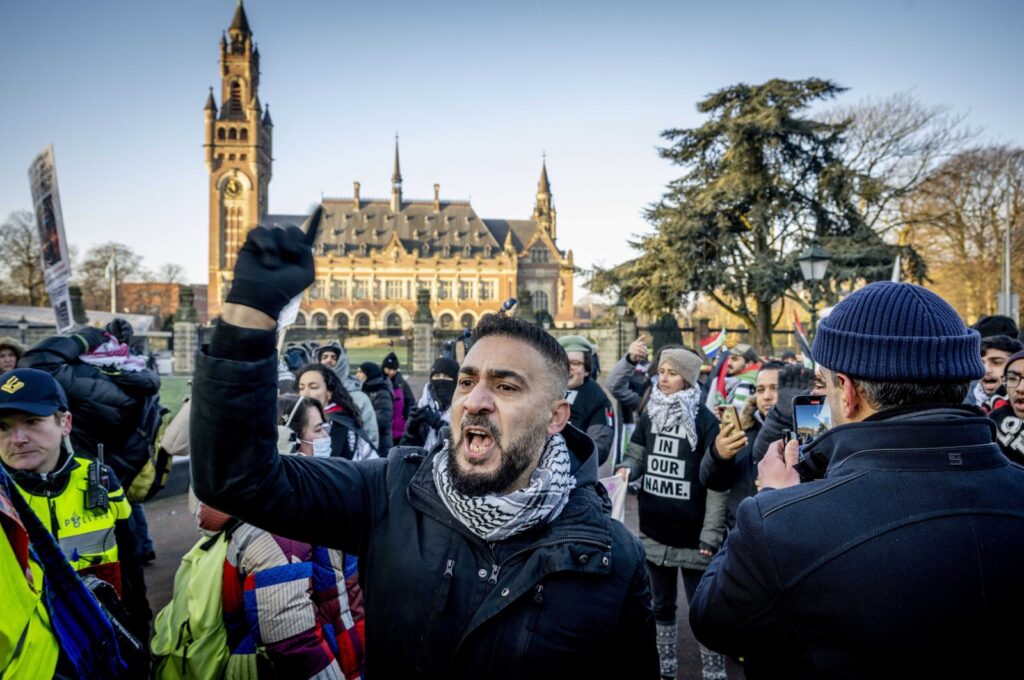 Pro-Palestinian protesters rally during outside the International Court of Justice (ICJ) in The Hague, The Netherlands, Jan. 11, 2024. (EPA Photo)
