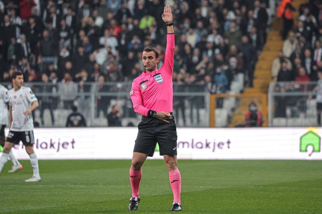 A referee during the Turkish Süper Lig match between Beşiktas and Giresunspor at Vodafone Stadium, Istanbul, Türkiye, April 9, 2023. (Getty Images Photo)