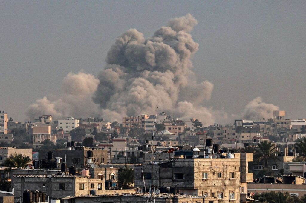 Smoke billows over the southern Gaza Strip's Khan Younis during Israeli bombardment, Jan. 15, 2024. (AFP Photo)