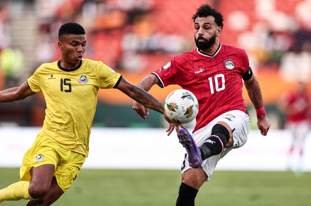 Mozambique's Renildo Mandava (L) fights for the ball with Egypt's Mohamed Salah during the Africa Cup of Nations (AFCON) 2024 group B football match, Felix Houphouet-Boigny Stadium, Abidjan, Ivory Coast, Jan. 14, 2024. (AFP Photo)