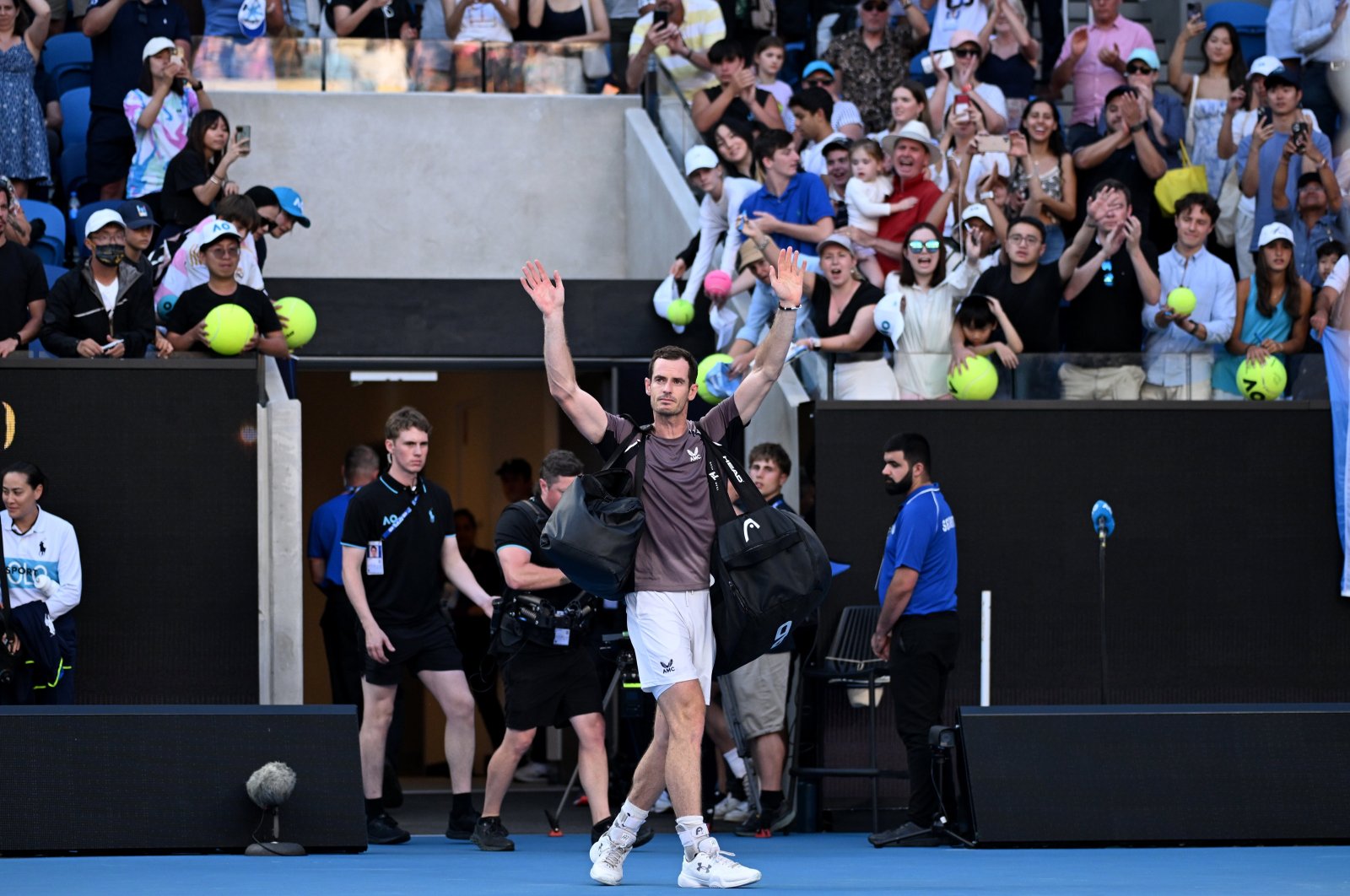Britain's Andy Murray waves to the crowd as he exits the court following his first round loss to Tomas Martin Etcheverry of Argentina on Day 2 of the 2024 Australian Open at Melbourne Park in Melbourne, Australia, Jan. 15, 2024. (EPA Photo)