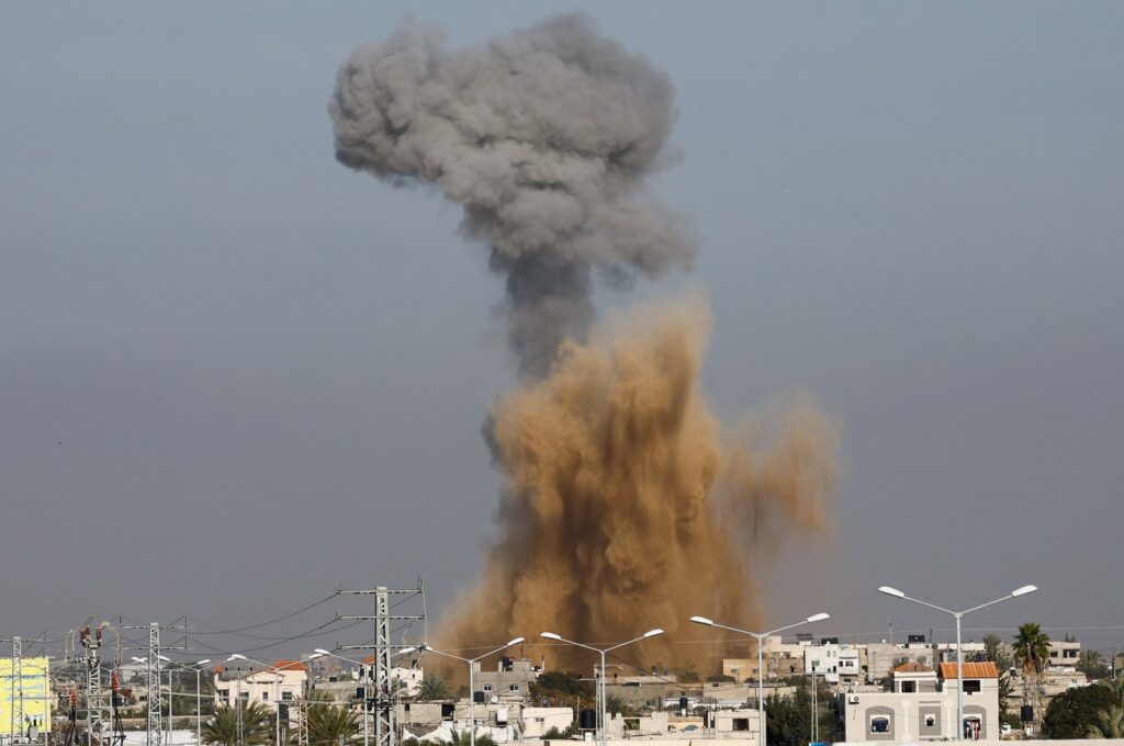 Smoke rises following Israeli strikes, amid the ongoing conflict between Israel and Palestine, Rafah, Gaza Strip, Palestine, Jan. 18, 2024. (Reuters Photo)