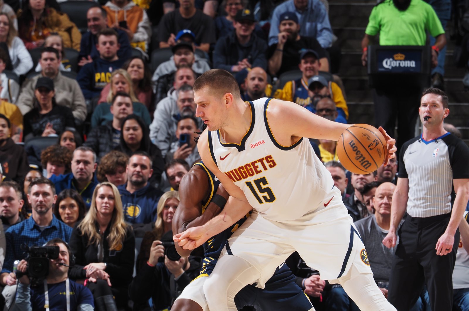 Denver Nuggets' Nikola Jokic (R) handles the ball during the game against the Indiana Pacers, Indianapolis, U.S., Jan. 23, 2024. (Getty Images Photo)