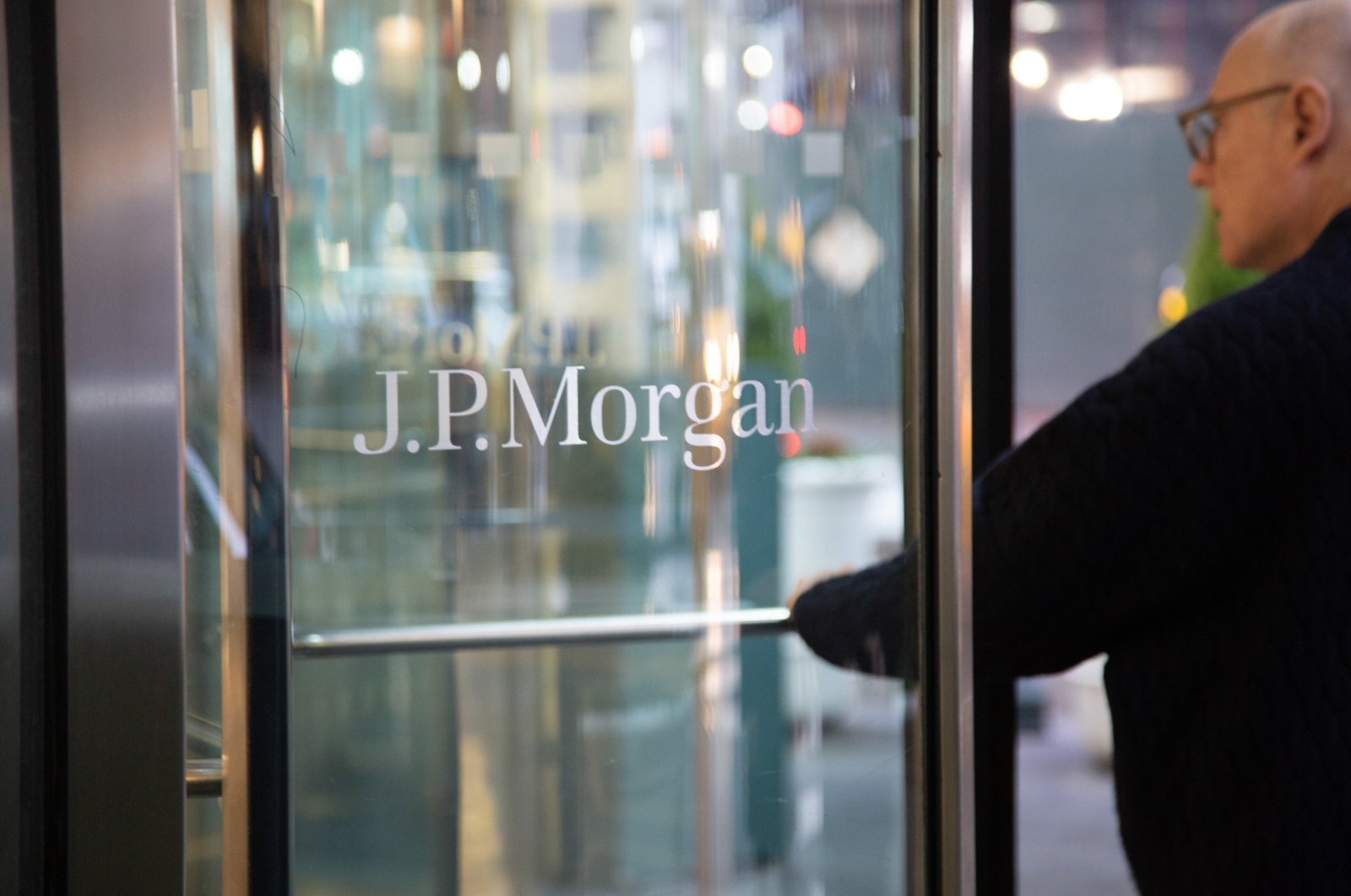 The JP Morgan logo sign on the entrance of a glass office building in Midtown Manhattan, New York, U.S. Jan. 23, 2020. (Reuters Photo)