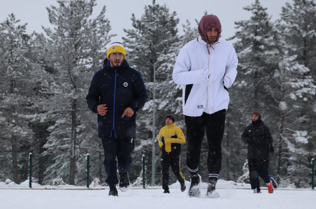 The Turkish Olympic men's boxing national team trains in the snow, Kastamonu, Türkiye, Jan. 25, 2024. (AA Photo)