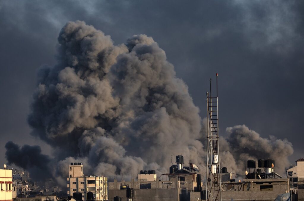 Smoke rises following Israeli air strikes in Khan Yunis, southern Gaza Strip, Jan. 10, 2024. (EPA File Photo)