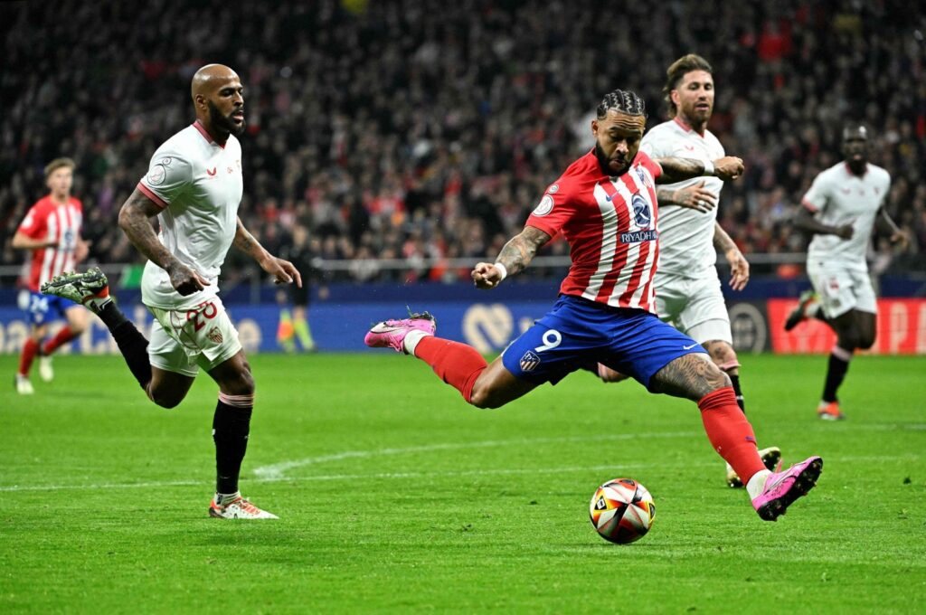 Atletico Madrid's Memphis Depay kicks the ball during the Spanish Copa del Rey quarterfinal football match Sevilla FC at the Metropolitano stadium, Madrid, Sapin, Jan. 25, 2024. (AFP Photo)