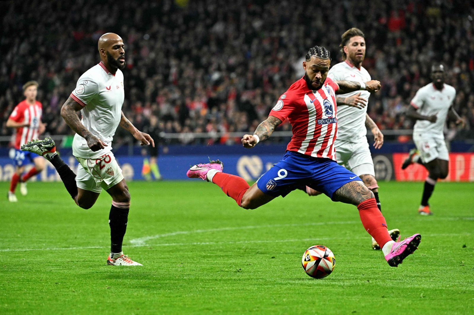 Atletico Madrid's Memphis Depay kicks the ball during the Spanish Copa del Rey quarterfinal football match Sevilla FC at the Metropolitano stadium, Madrid, Sapin, Jan. 25, 2024. (AFP Photo)