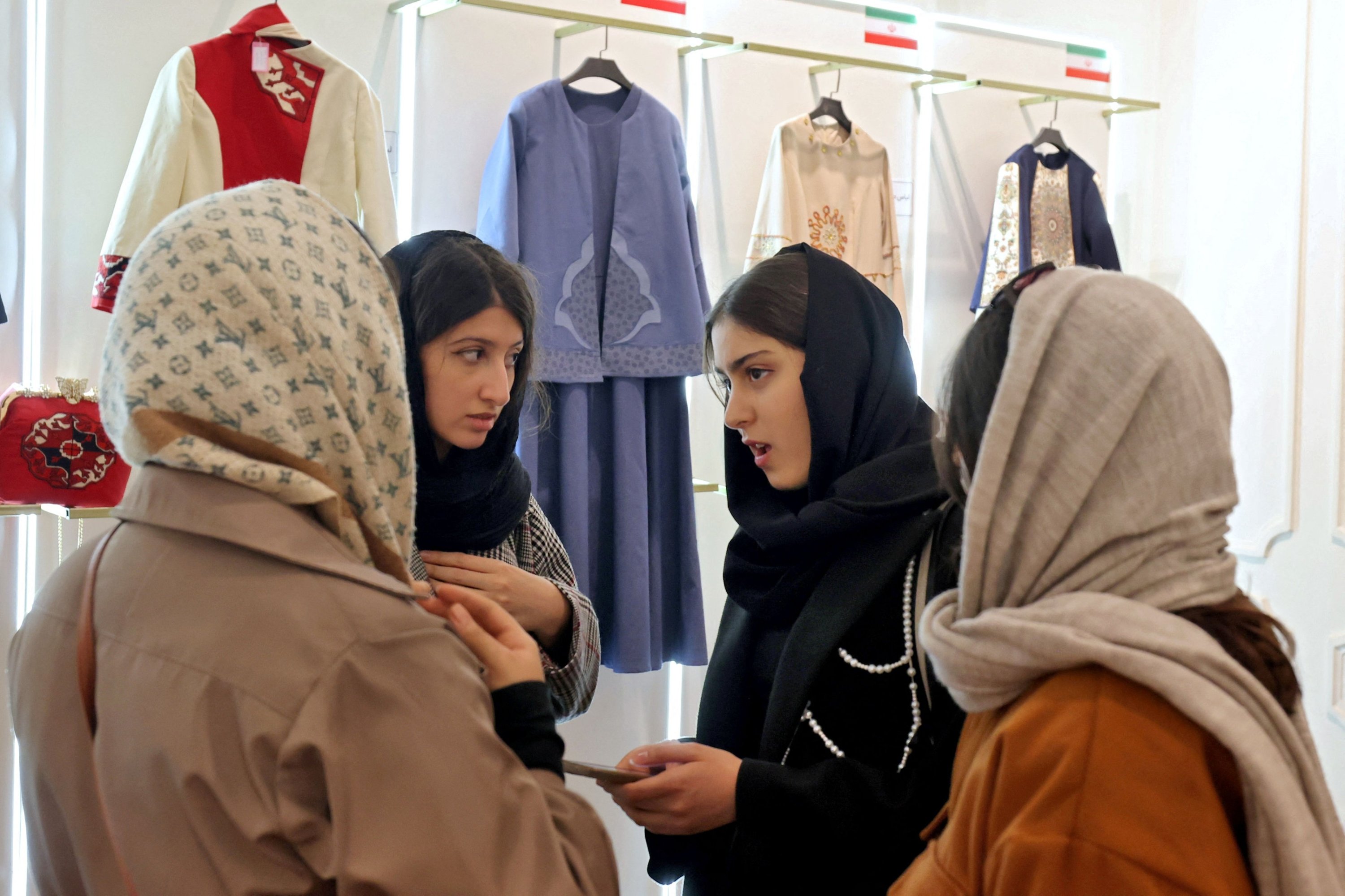 311997 Women chat during the exhibition on fashion and clothes at Saadabad Palace, Tehran, Iran, Jan. 21, 2024. (AFP Photo)