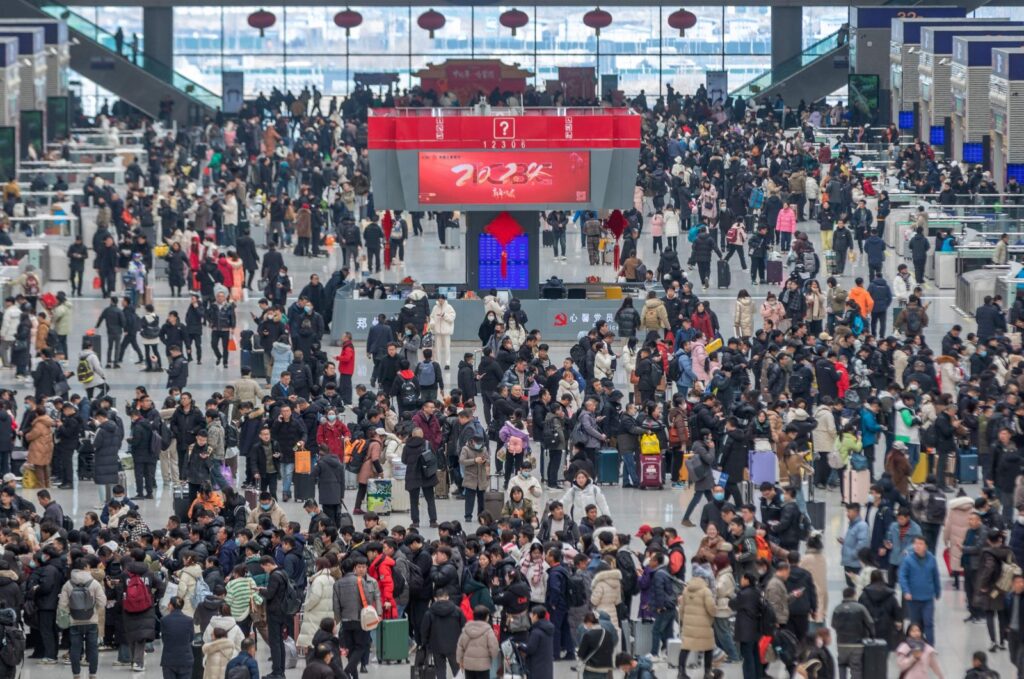 People line up to board trains at Zhengzhou, in central Henan province, China, Jan. 26, 2024. (AFP Photo)