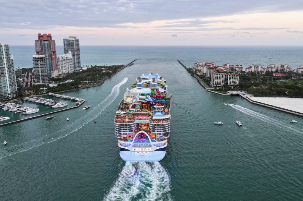 Royal Caribbean's Icon of the Seas, the largest cruise ship in the world, sets sail for its inaugural voyage with passengers in Miami, Florida, U.S., Jan. 27, 2024. (Reuters Photo)